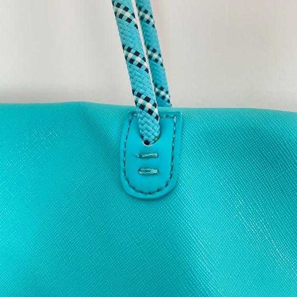 Set of Tommy Hilfiger/Shiseido Aquamarine Beach Tote with 3 Accessory Bags - Picture 4 of 13